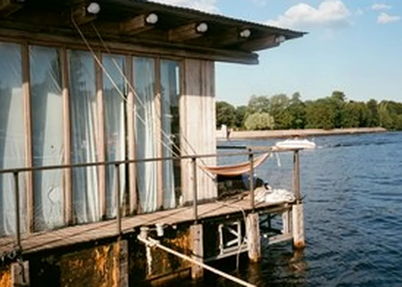 Einfaches Holzgebäude direkt an einer Wasserfläche